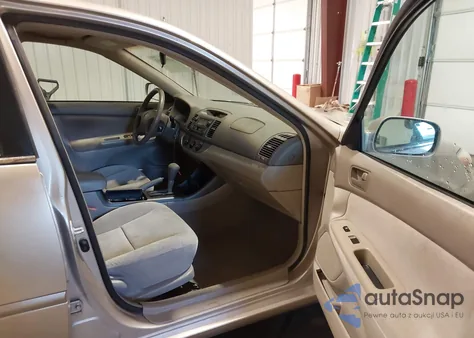 2002 Toyota Camry Le z USA, uszkodzony, nr VIN 4T1BE32K42U559875